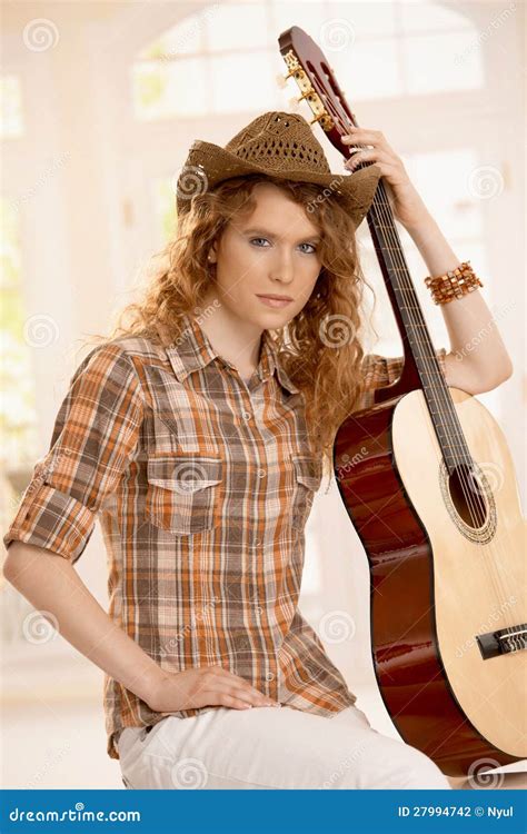 Fille Attirante S Asseyant Avec La Guitare Photo Stock Image Du