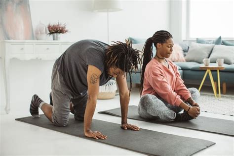 Yoga gegen Rückenschmerzen 5 besten Übungen für zu Hause FIT FOR FUN