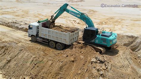 Kobelco Sk Excavator Clearing Dirt Loading Shacman Dump Trucks