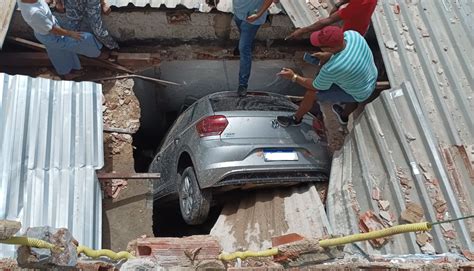 Jornal Correio Carro Perde O Controle Atravessa Dois Muros De Pr Dio