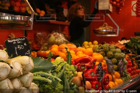 展示されている様々な新鮮な果物や野菜の写真・画像素材 4418157 Snapmart（スナップマート）