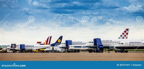 Aeroplani Parcheggiati Al Catrame Dell Aeroporto Di Zagabria Fotografia