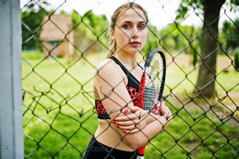 Bella Deportista Mujer Tenista Con Raqueta En Traje De Ropa Deportiva