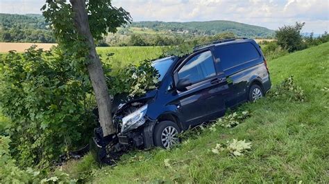 Kierująca straciła panowanie nad pojazdem i uderzyła w drzewo