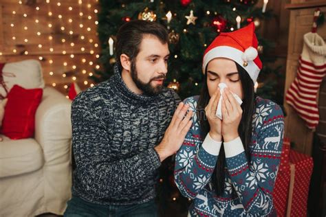 Feliz Navidad Y Feliz Año Nuevo Pares Jovenes Que Celebran Día De