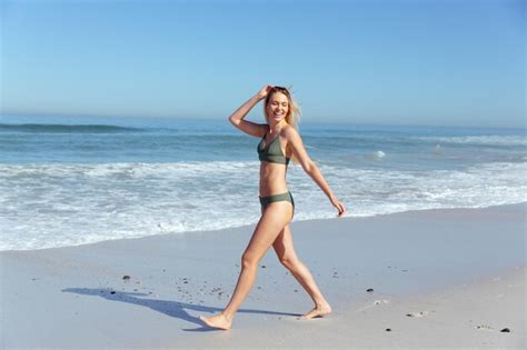 Una mujer caucásica disfrutando del tiempo en la playa en un día