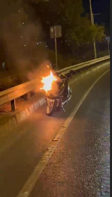 Stanbul Beyo Lu Nda Kuryenin Motosikleti Seyir Halinde Alev Ald