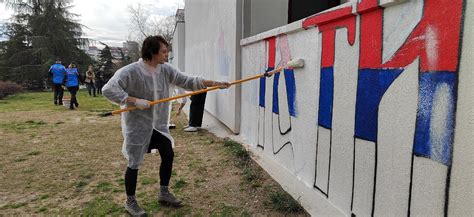 Aktivisti Prekre Ili Grafit Kad Se Vojska Na Kosovo Vrati