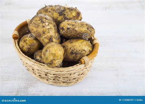 Pommes De Terre Crues Dans Un Panier Image Stock Image Du Petit Sain