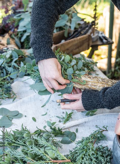 Kranz Binden Mit Eukalyptus Distel Mimose Und Zypresse Adventskranz