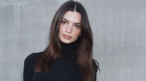 Emily Ratajkowski Fait Tourner Les T Tes En D Voilant Fi Rement Son