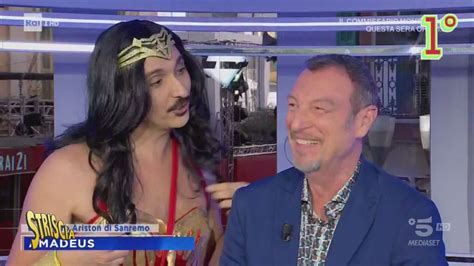 Mara Amadeus E Bat Fiorello Incontrano Wonder Woman Striscia La Notizia