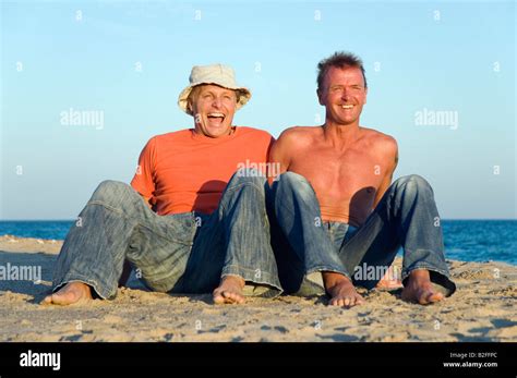 Fit gay couple on beach Fotos und Bildmaterial in hoher Auflösung Alamy
