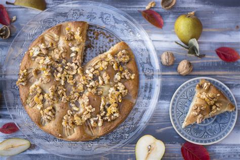 Saftiger Birnenkuchen mit karamellisierten Walnüssen Simply Vegan