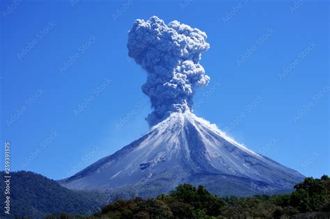 Volcán de Colima haciendo erupción Stock Photo Adobe Stock