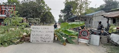 Protes Jalan Rusak Warga Blokir Jalan Percut Seituan