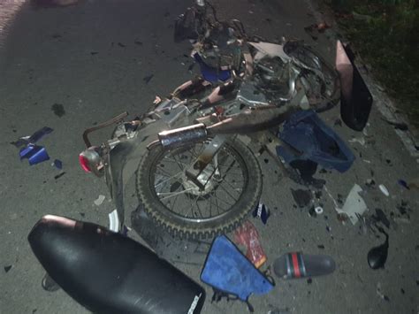 Dua Penunggang Maut Motosikal Bertembung Di Jalan Kampung Menjau