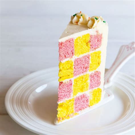 15 Checkerboard Cakes That'll Be The Center of the Party