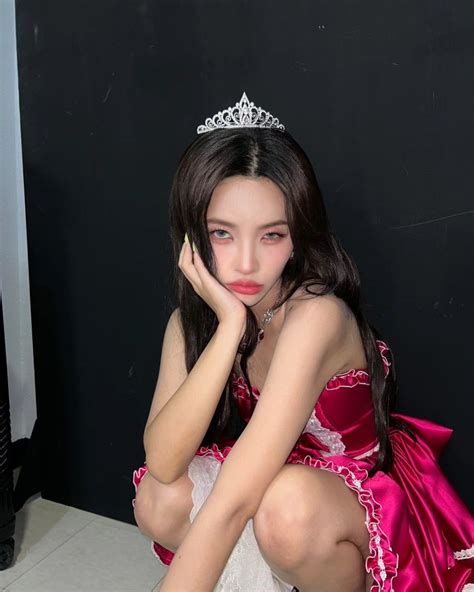 G I Dle Soyeon Exudes Queen Aura In New Photos Kpopstarz