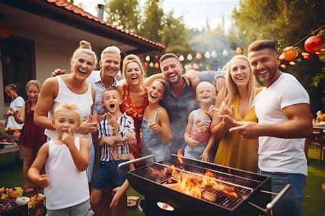 Familia Feliz Celebrando En La Fiesta De Verano Al Aire Libre Grupo De