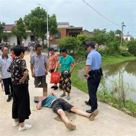 醉酒男子躺路边，无为民警来帮忙群众身份家属