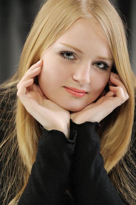 Retrato De La Chica Joven Bonita Del Blonde Foto De Archivo Imagen De Manera Aislado 14007546