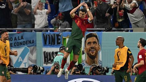 Mundial Qatar 2022 Cristiano Ronaldo Festejó Su Gol Récord Junto A Una Bandera De Lionel Messi