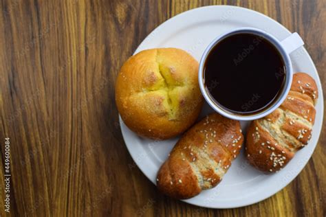 Taza De Cafe Y Pan Dulce Guatemalteco Servidos En Un Plato Sobre Una