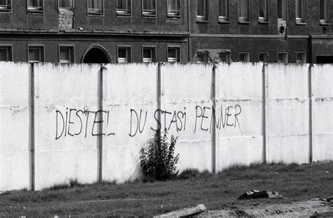 GDR photo archive: Berlin - Fragments of the decaying border ...