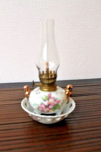 Petite Lampe A P Trole En Porcelaine Avec Coupelle Assortie Eur