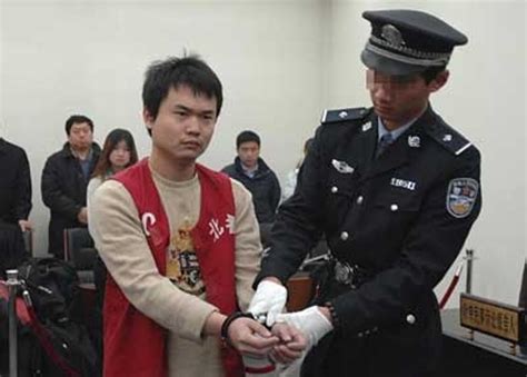 殺人犯獲釋後再行兇 多名公務員受賄助減刑