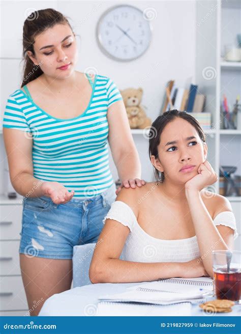 Briga Entre Duas Adolescentes Imagem De Stock Imagem De Argumento