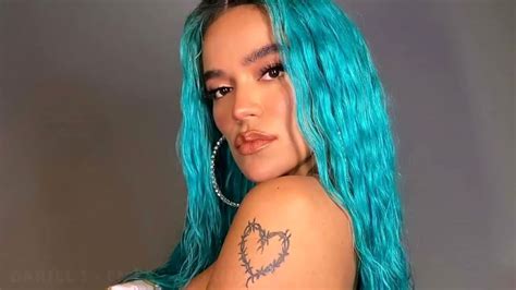 Karol G lleva el bikini taparrabos más cavado y las fotos son dinamita