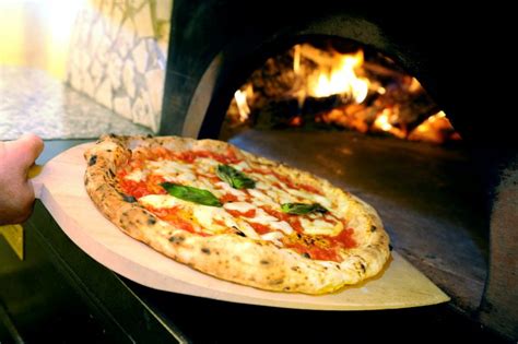 Pizza Napoletana Storia Origini Aneddoti Ricetta E Sorprese