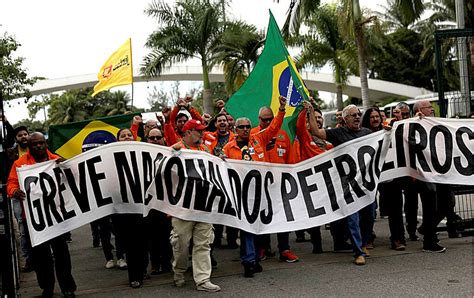 Petroleiros entram em greve contra demissões em massa e Política