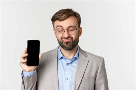 Cerca Del Apuesto Hombre De Negocios En Traje Gris Y Gafas Mirando El