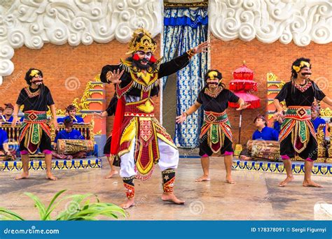 Danza Balinesa Tradicional Foto Editorial Imagen De Indonesio