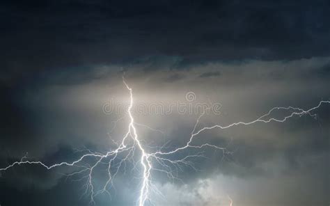 De Zware Donder De Bliksem En De Regen Van Het De Zomeronweer