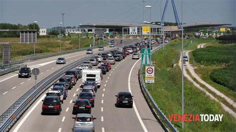 Auto Si Ribalta Lungo L Autostrada Rallentamenti E Disagi Al Traffico