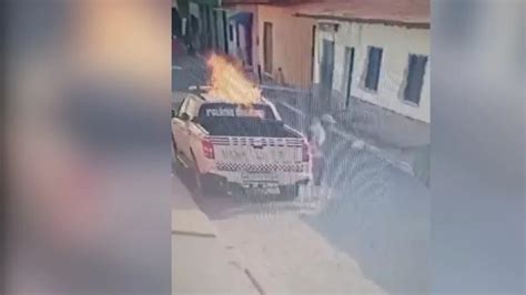 Homem é flagrado ateando fogo em viatura da Polícia Militar assista