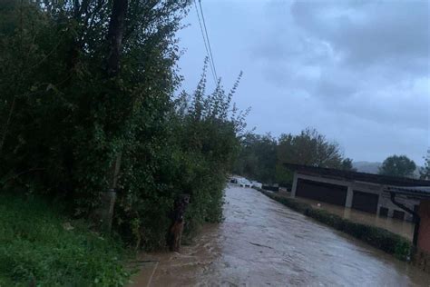 Alarmantno Stanje I U Kiseljaku Poplavljene Ceste Dvori Ta Podrumi