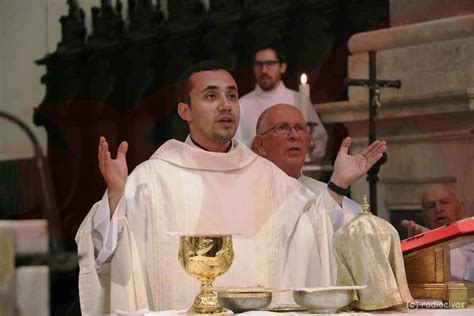 Padre Rodrigo De Sousa Oliveira Celebra Primeira Eucaristia Em Campo