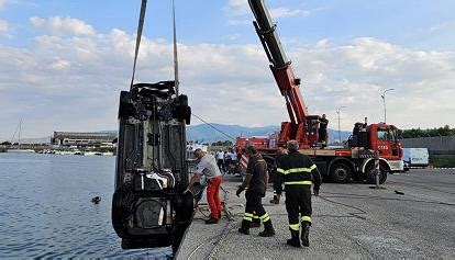 Muore Alla Guida Della Sua Autovettura Che Affonda Nel Porto Di Corigliano