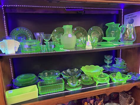 Uranium Glass Glowing Under Black Light Rdamnthatsinteresting