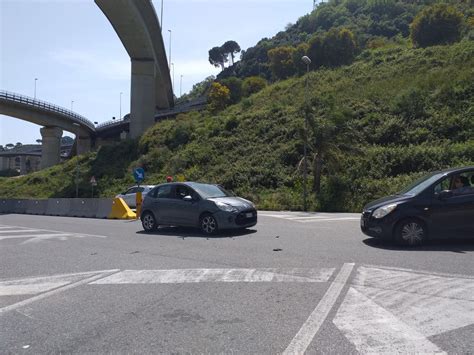 Messina Ennesimo Incidente Sul Viale Giostra Scontro Tra Due Auto Foto