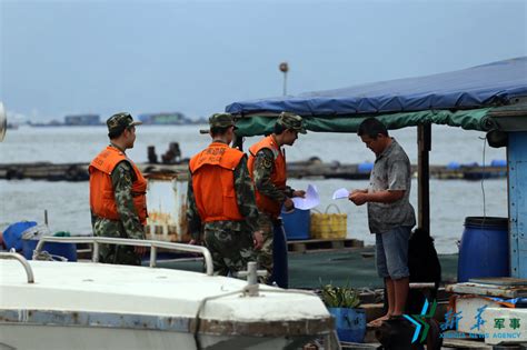 边防官兵上渔船展开南海伏季休渔期禁渔宣传凤凰资讯