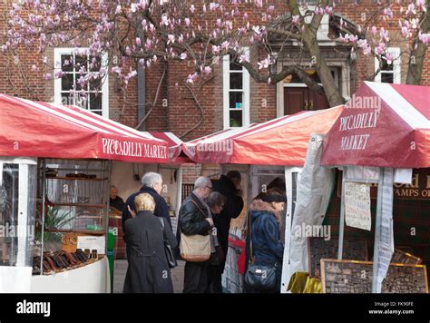 People shopping at Piccadilly Market, St James Church, Piccadilly ...