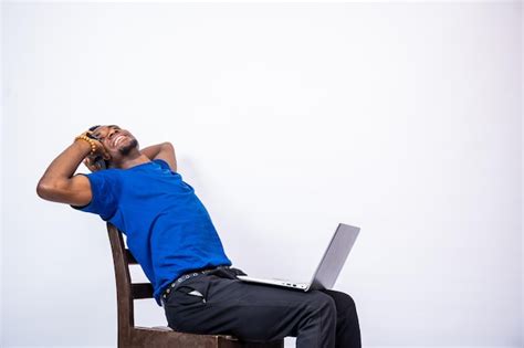 Joven negro emocionado haciendo una llamada telefónica también