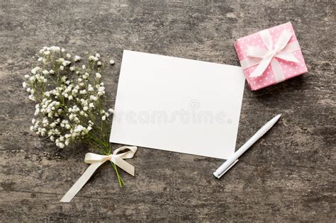 Maquette De Mariage Avec Liste De Papier Blanc Et Fleurs Gypsophila Sur