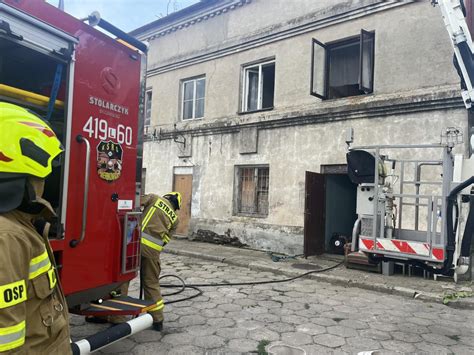 Nieprzytomna Kobieta W Budynku Obj Tym Ogniem W Akcji Ga Niczej Kilka